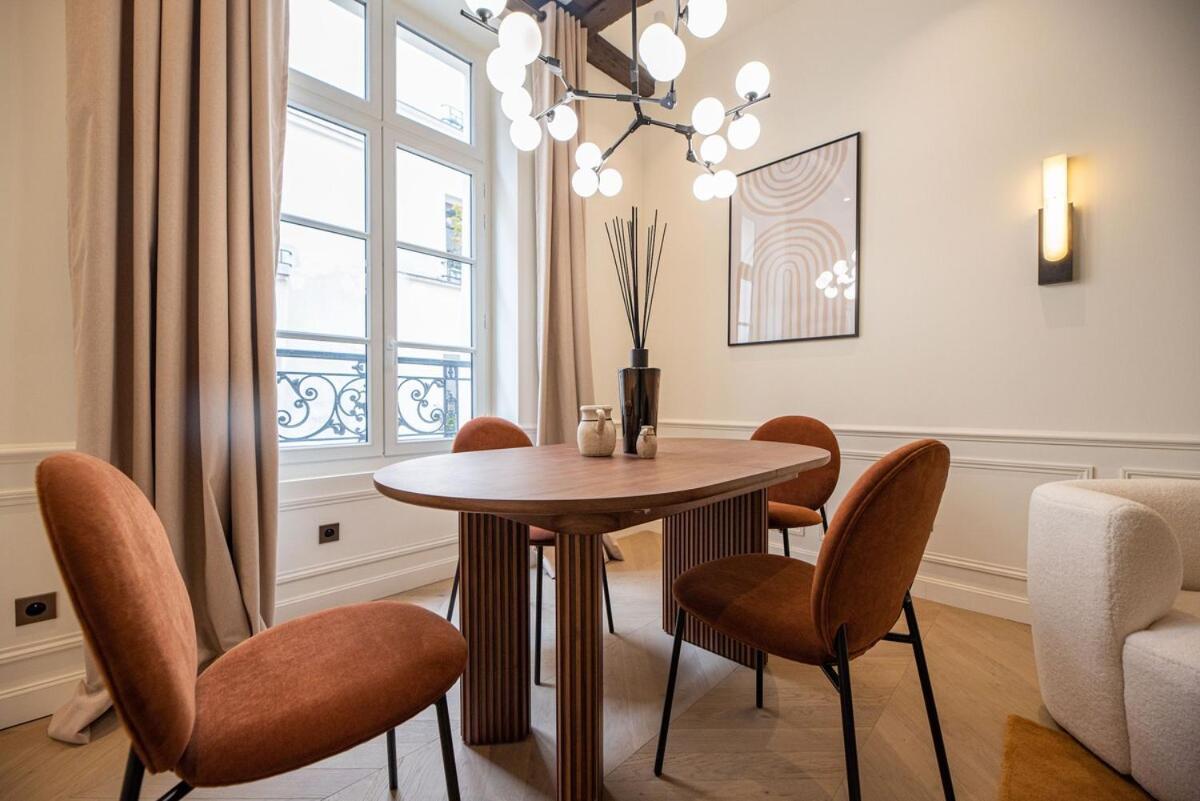 De Luxe D'une Près Du Louvre Ii Apartment