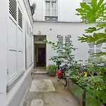 Bright T2 In The Center Of Paris With View Of The Eiffel Tower - Welkeys