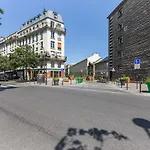 Bright T2 In The Center Of Paris With View Of The Eiffel Tower - Welkeys