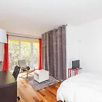 A Cosy Nest With A Balcony Near The Seine
