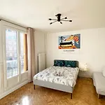 Paris: Agreable Chambre D\'Un Grand Artiste