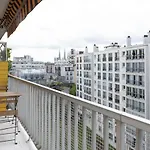 Bright 38 M Near The Buttes Chaumont