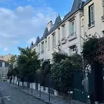 Apartment For 2 With Balcony In Paris