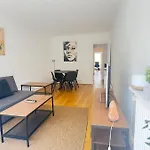 Cosy Two Bedroom Apartment Near The Eiffel Tower