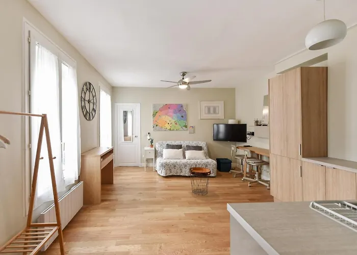 Bright T2 In The Center Of Paris With View Of The Eiffel Tower - Welkeys