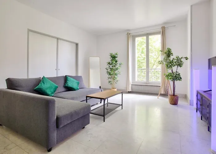 2 Bedrooms Tour Eiffel Rapp