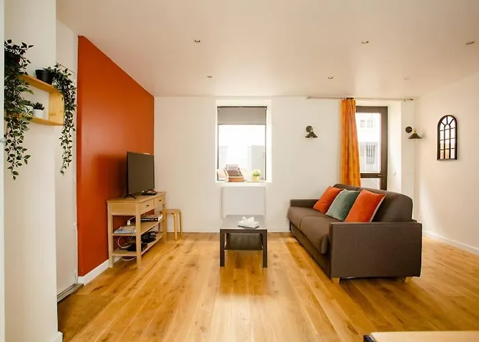 Quiet Apartment, Lively Area,Next To Eiffel Tower.