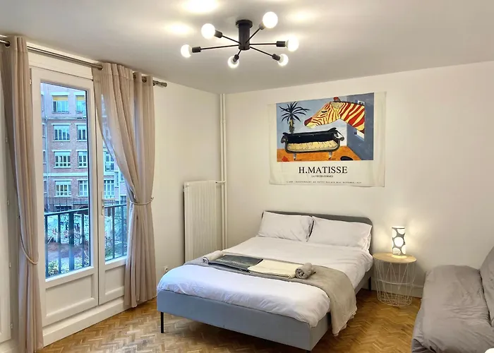 Paris: Agreable Chambre D\'Un Grand Artiste