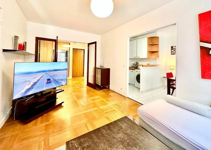 The Atrium Minutes Walk Victor Hugo Eiffel Tower Arc Du Triumph Et Champs Elysee Luxury 62 Renovated Videosurveillance Master Bedroom Living Area Dinning Room Bathroom Separated Toilet Spacious Sleeps Six Design Functional Furniture Equipment