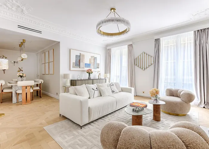 Elegant Luxury Apartment For 6 On Champs-Elysees