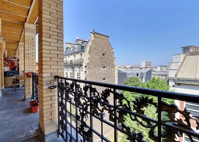 Pondok Montmartre - Balcony Overlooking City