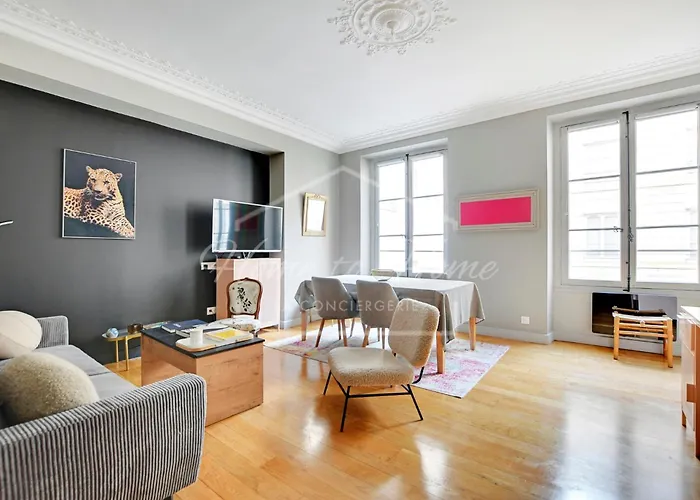 Rivoli Street - Tuileries Garden - Luxury Comfort