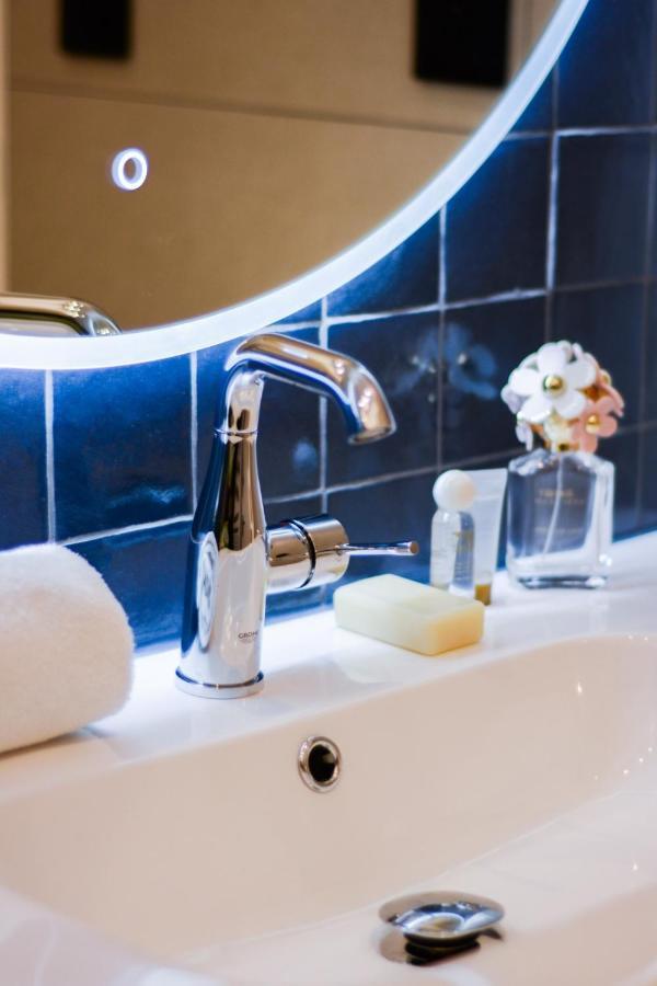 New And Renovated Amazing Flat In Heart Of Apartment