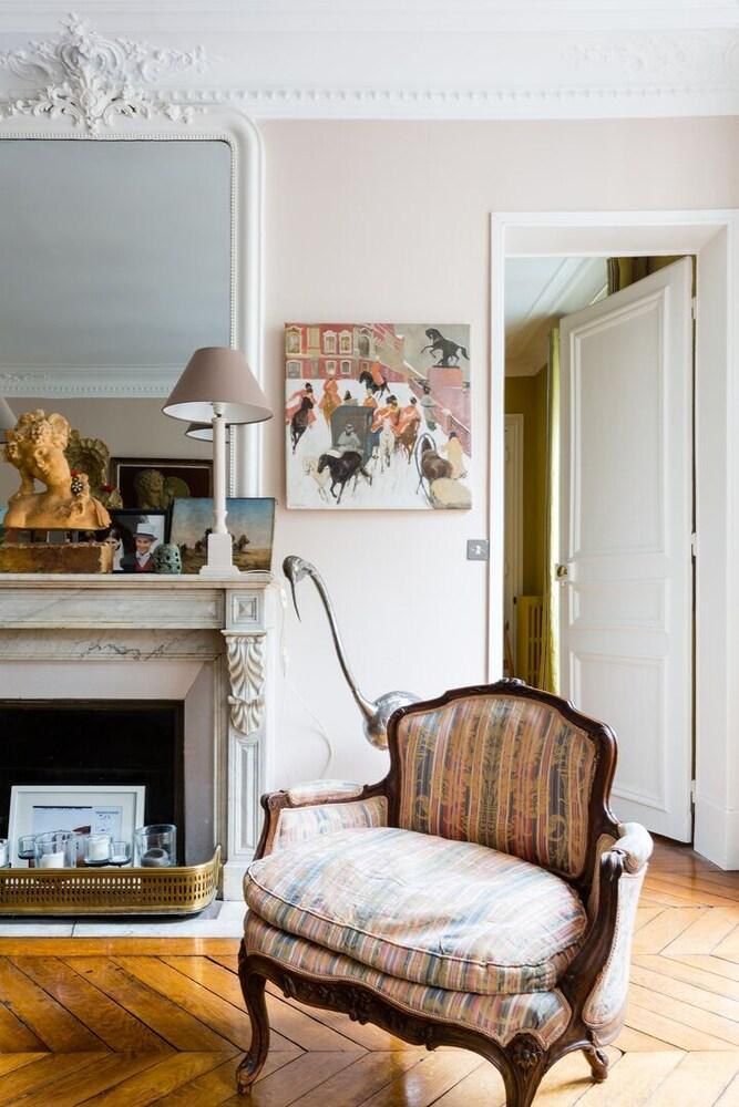 Veeve - Muted Beauty In Batignolles Apartment *