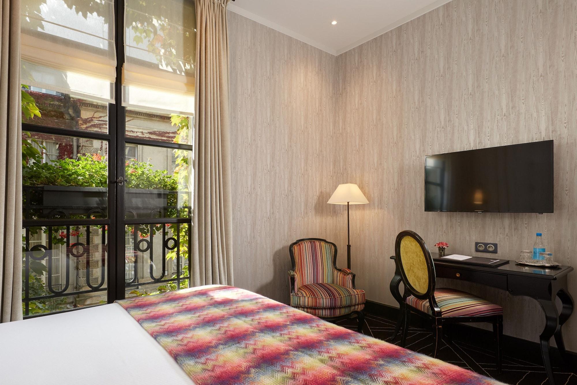 Hotel Le Pavillon De La Reine & Spa, Place Des Vosges Paris