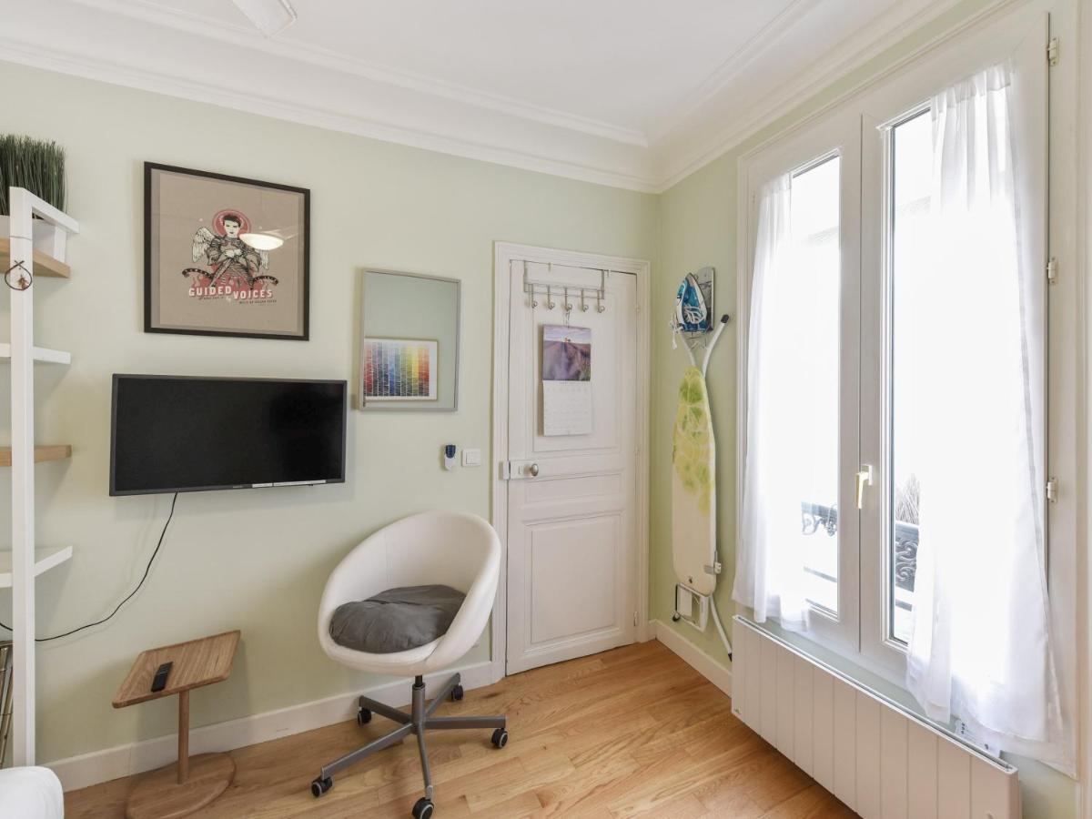 Bright T2 In The Center Of With View Of The Eiffel Tower - Welkeys *