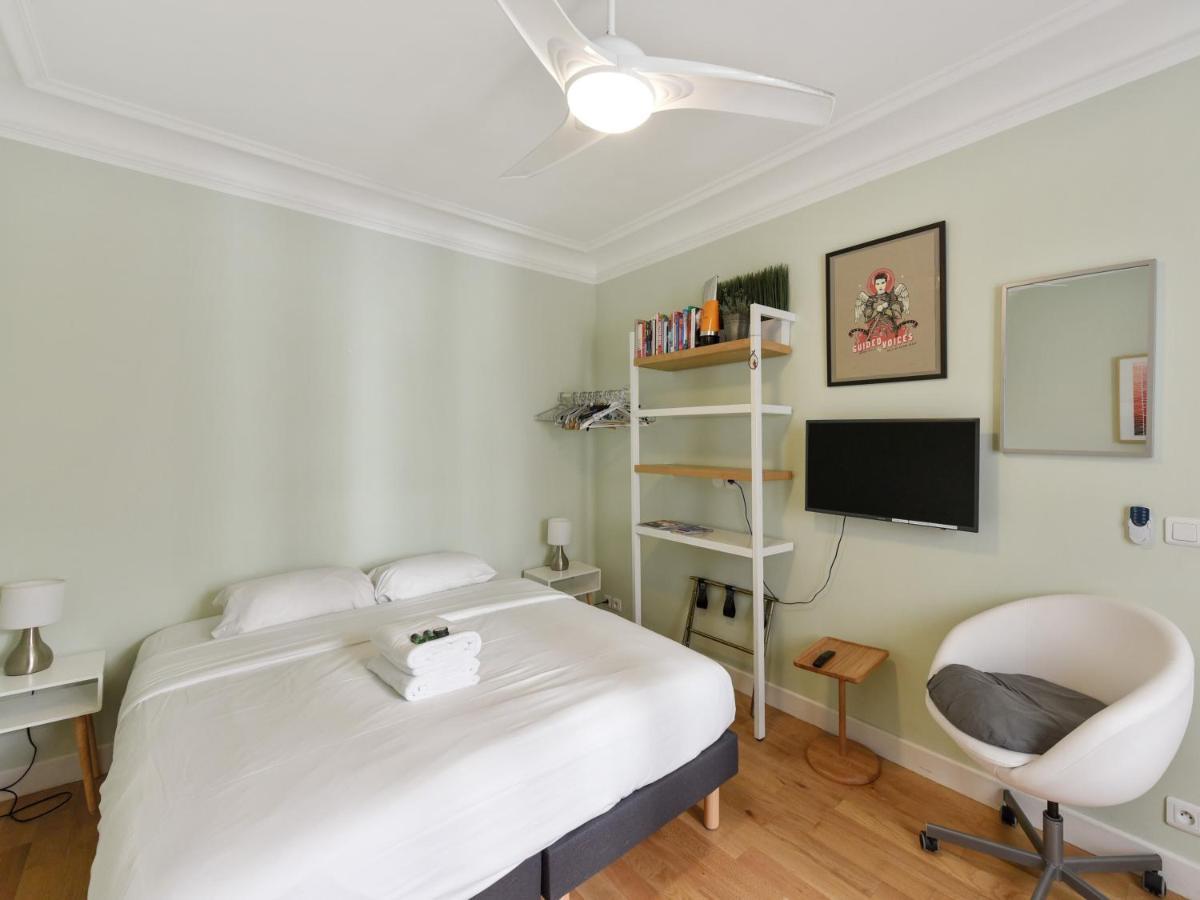 Bright T2 In The Center Of With View Of The Eiffel Tower - Welkeys *