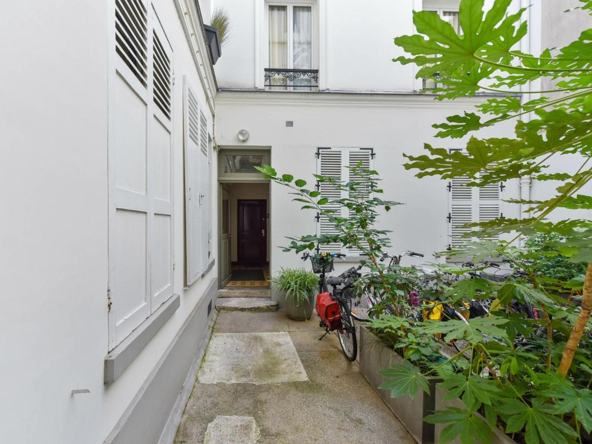 Bright T2 In The Center Of With View Of The Eiffel Tower - Welkeys
