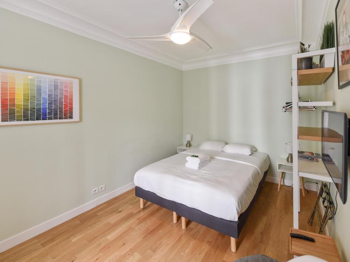 Bright T2 In The Center Of With View Of The Eiffel Tower - Welkeys *