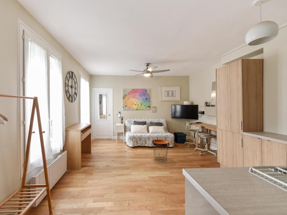 Bright T2 In The Center Of With View Of The Eiffel Tower - Welkeys