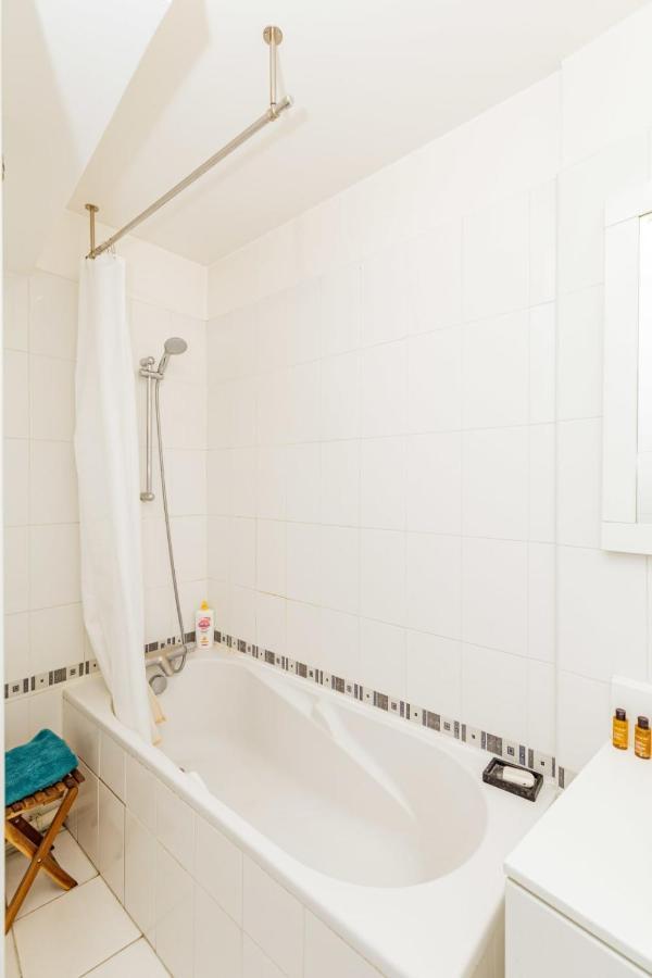 Apartment Bright 37m For 2 With Balcony In Paris!