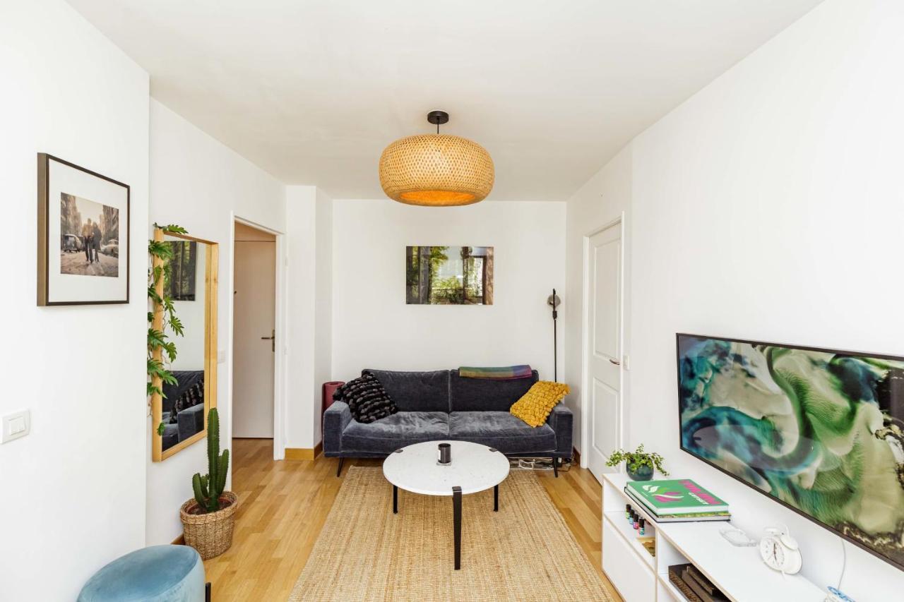 Apartment Bright 37m For 2 With Balcony In Paris! Paris