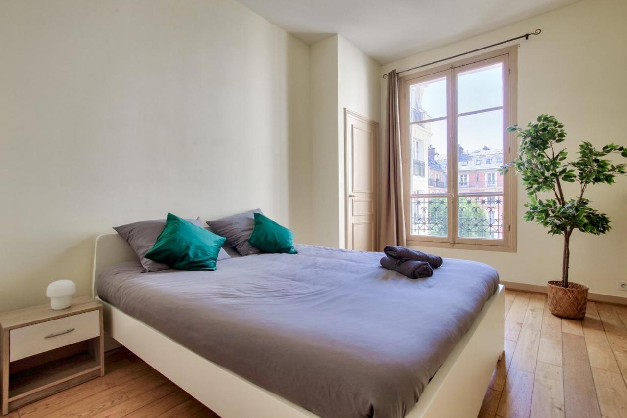 2 Bedrooms Tour Eiffel Rapp Apartment