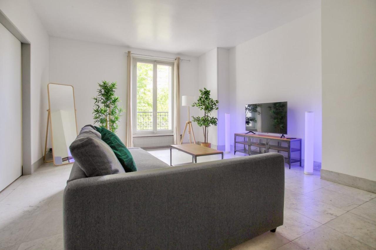 Apartment 2 Bedrooms Tour Eiffel Rapp