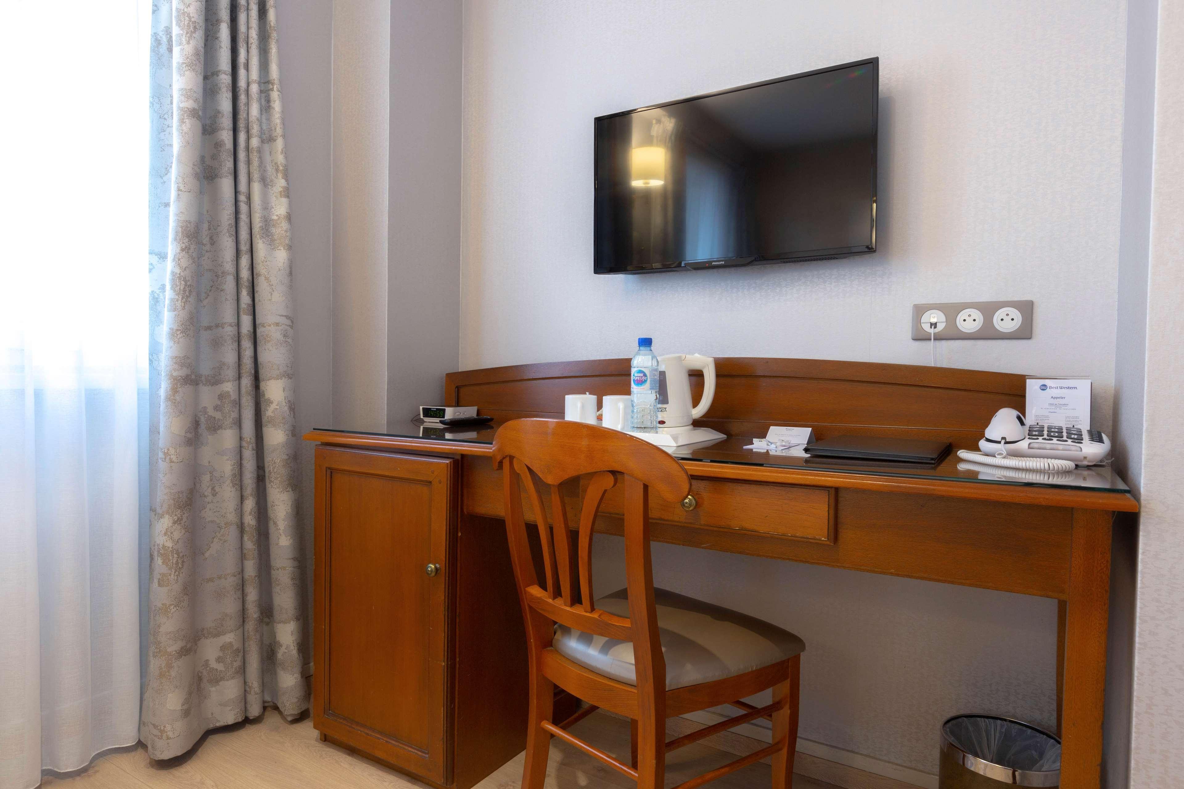 Best Western Au Trocadero Hotel 3*