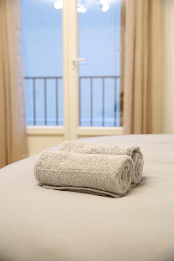 Paris: Agreable Chambre D'un Grand Artiste Paris