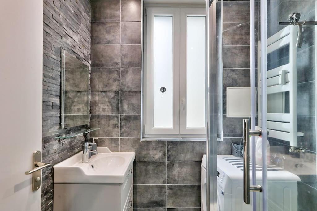 Apartment Renovated Modern 1 Bedroom Porte Maillot *