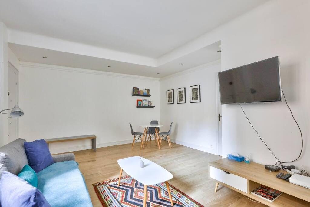 Apartment Renovated Modern 1 Bedroom Porte Maillot