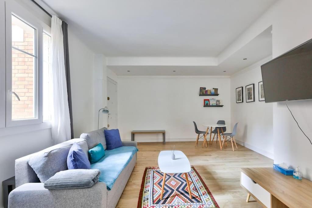 Renovated Modern 1 Bedroom Porte Maillot Apartment