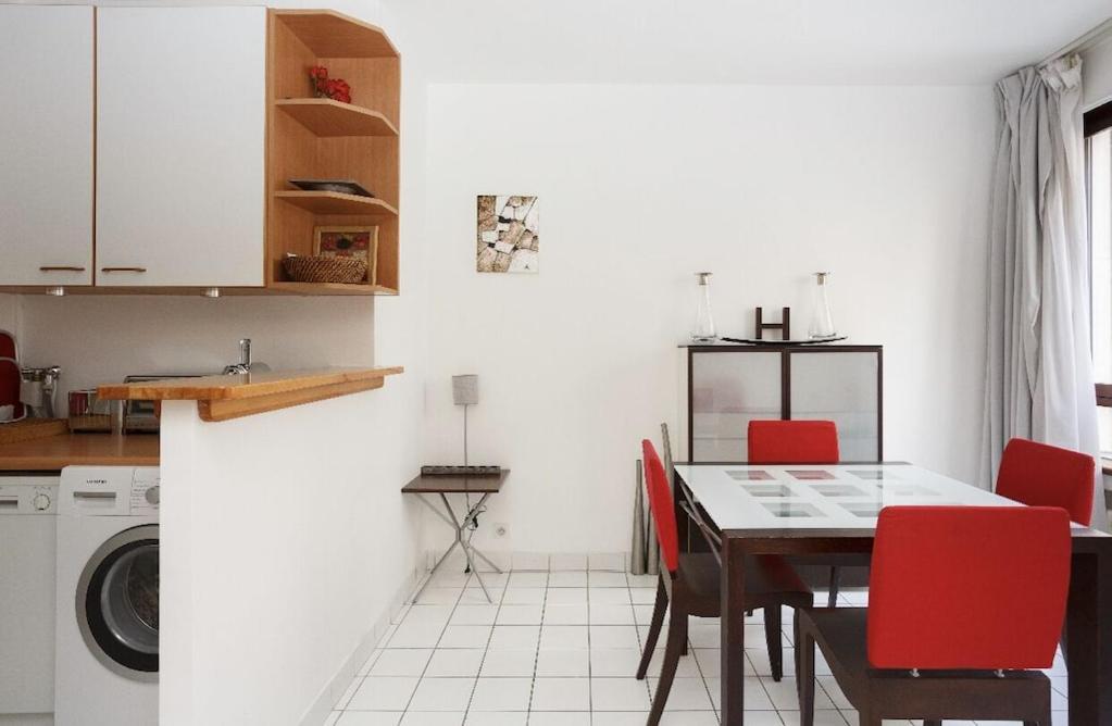 The Atrium: Luxe Parisian Retreat Near Eiffel Tower Apartment
