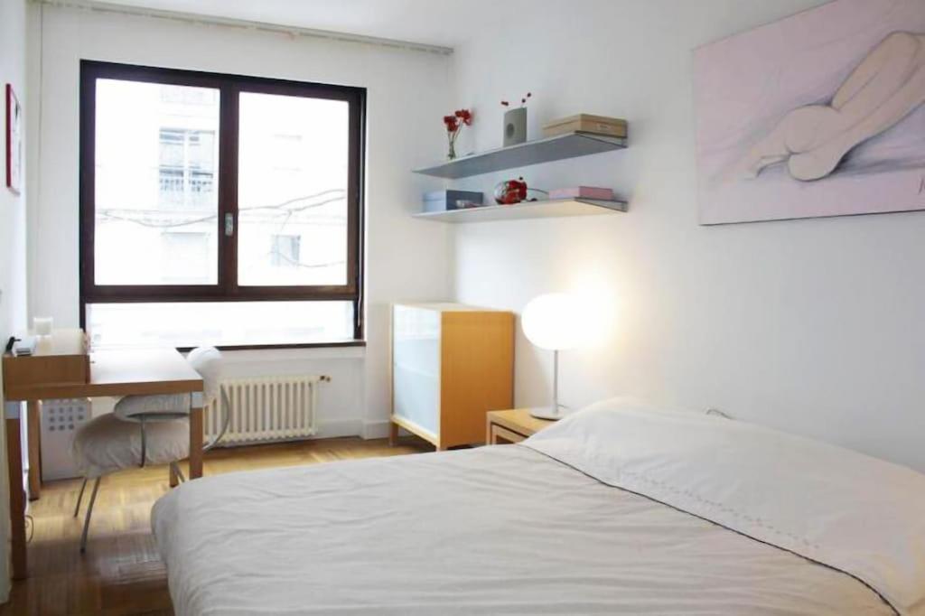 The Atrium: Luxe Parisian Retreat Near Eiffel Tower Apartment