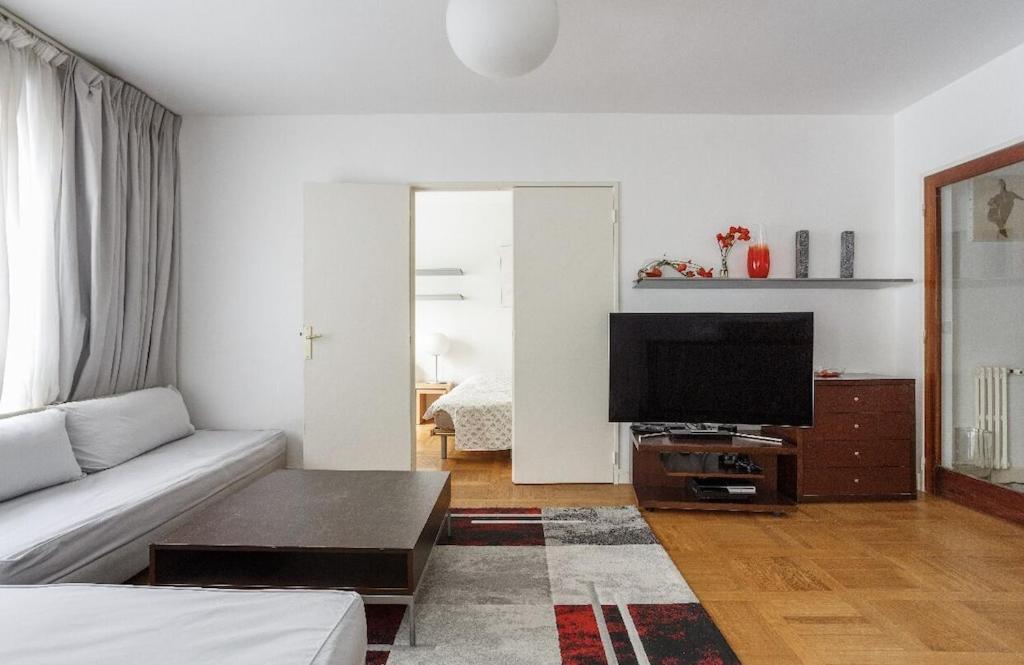 The Atrium: Luxe Parisian Retreat Near Eiffel Tower Paris