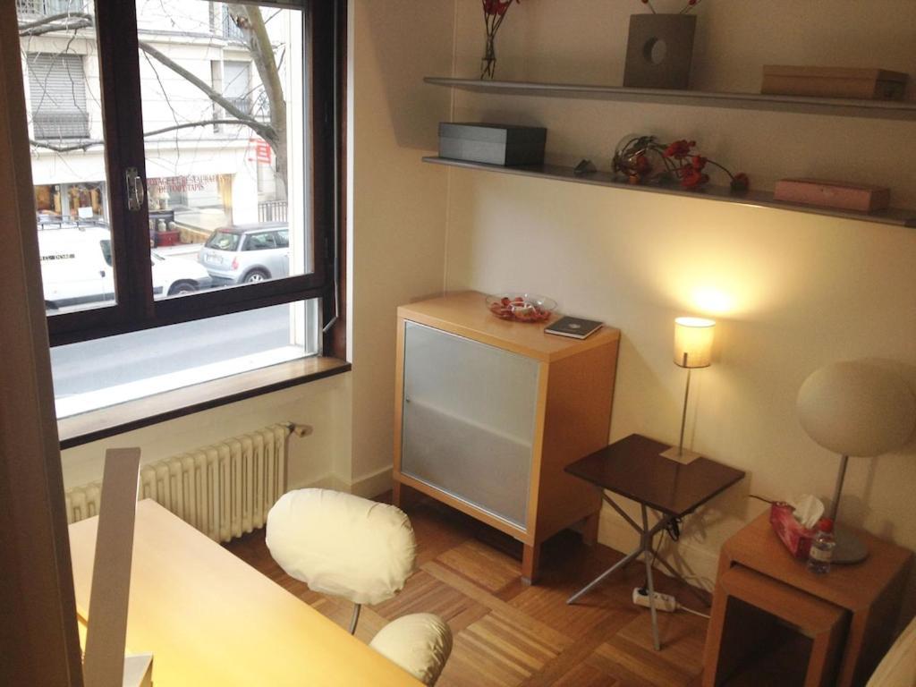 The Atrium: Luxe Parisian Retreat Near Eiffel Tower Apartment