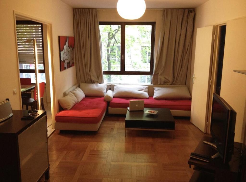 The Atrium: Luxe Parisian Retreat Near Eiffel Tower Apartment