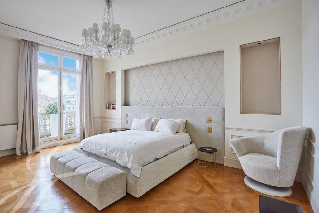 Luxury Eiffel Tower In Apartment