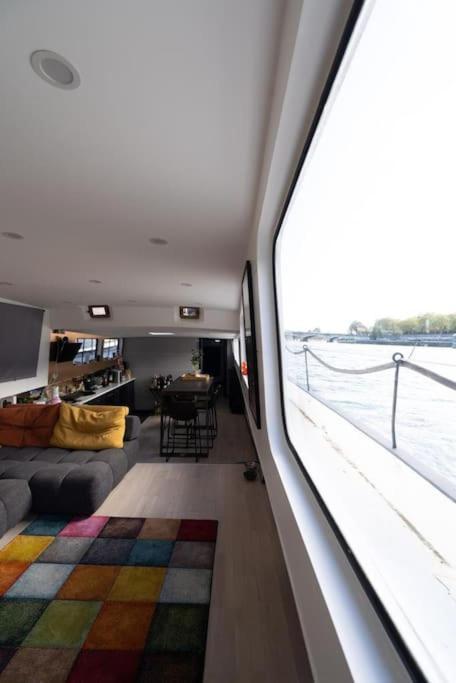 Bateau-hôtel Peniche De Charme Au Pont Alexandre Iii