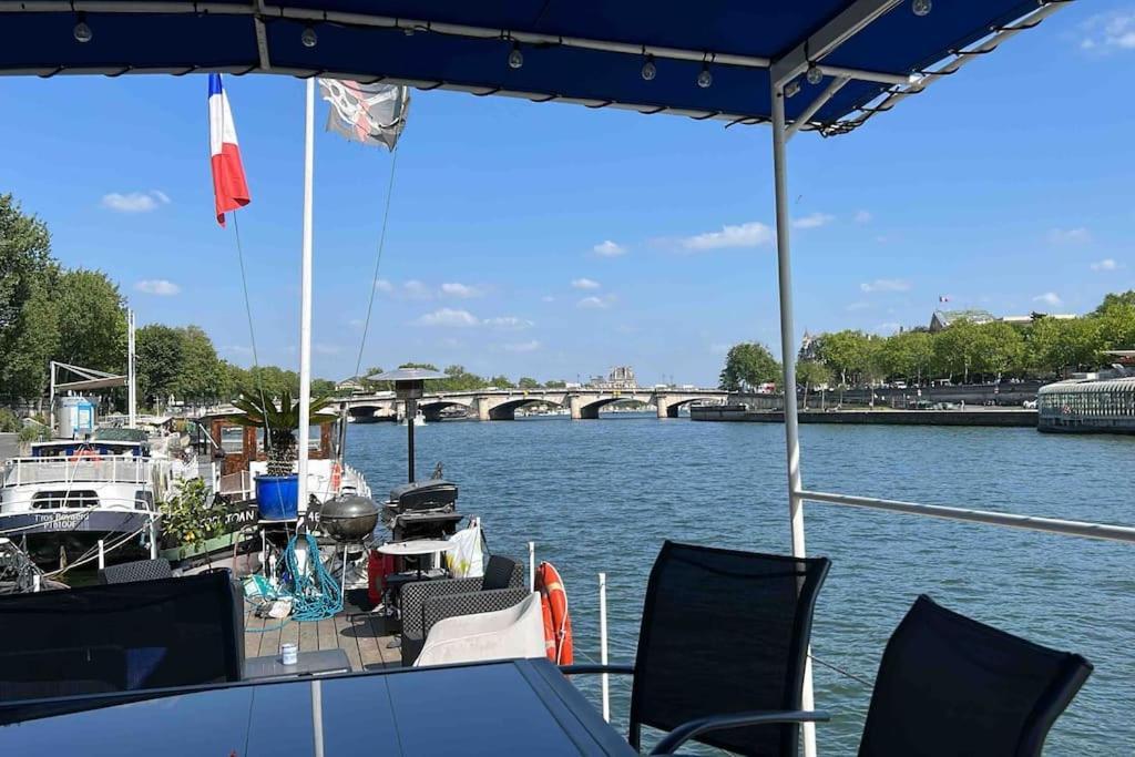 Bateau-hôtel Peniche De Charme Au Pont Alexandre Iii