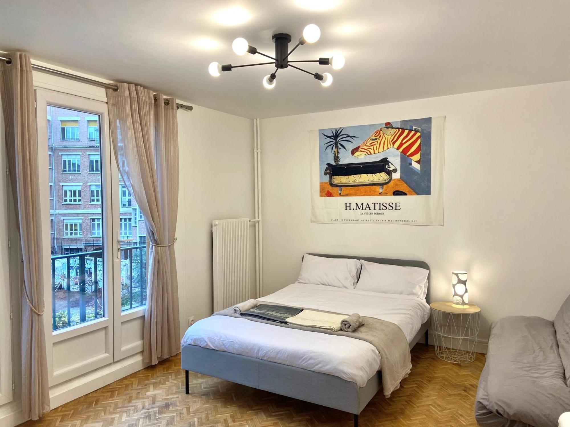Paris: Agreable Chambre D'un Grand Artiste Paris