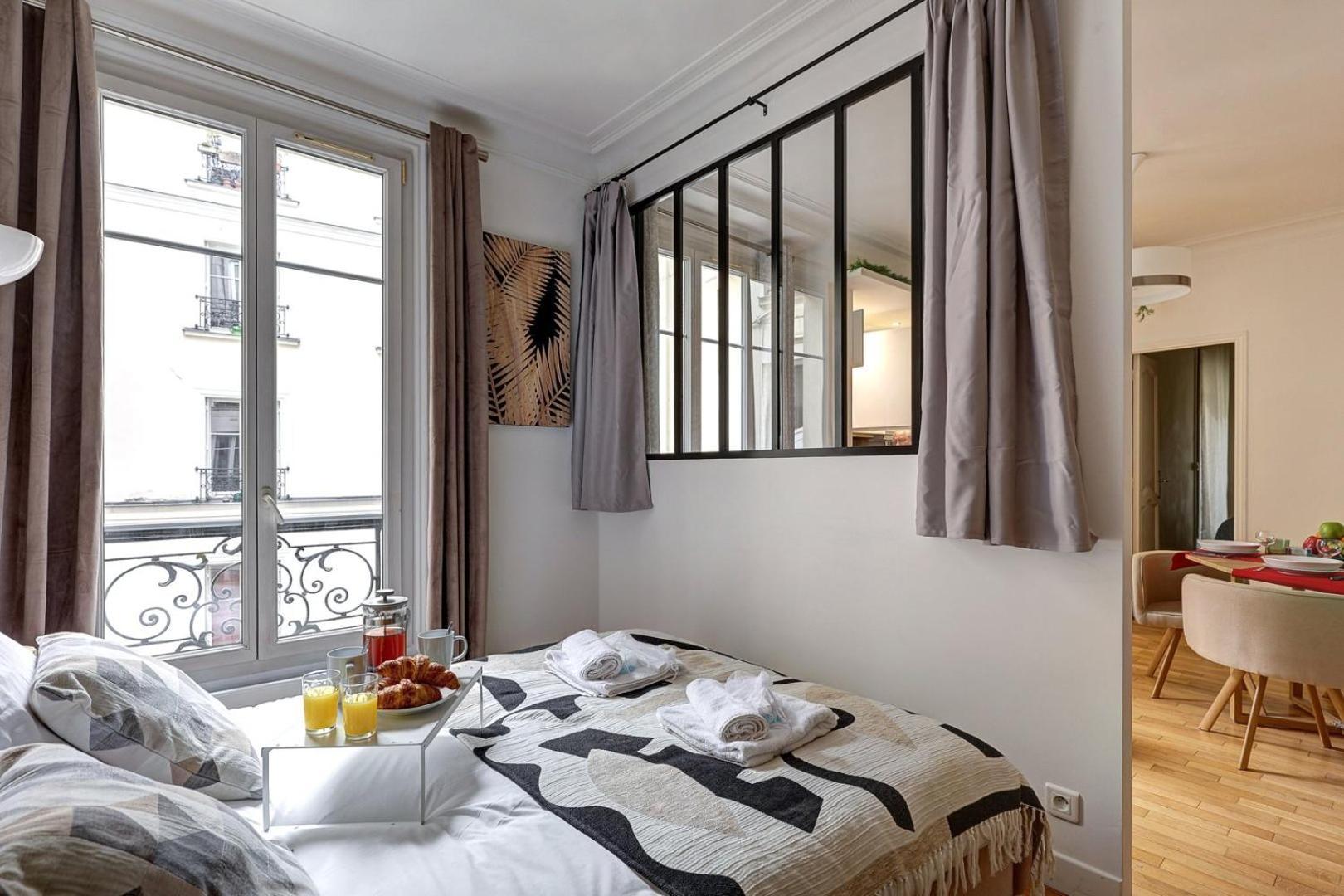 660 Melanie - Superb In Paris