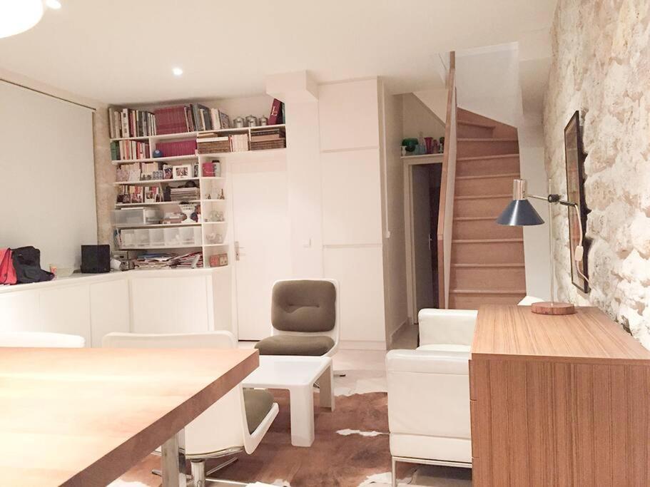 Duplex Sur 2 Etages - Le Marais - Centre Apartment