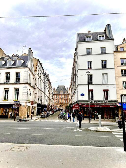 Duplex Sur 2 Etages - Le Marais - Centre Apartment