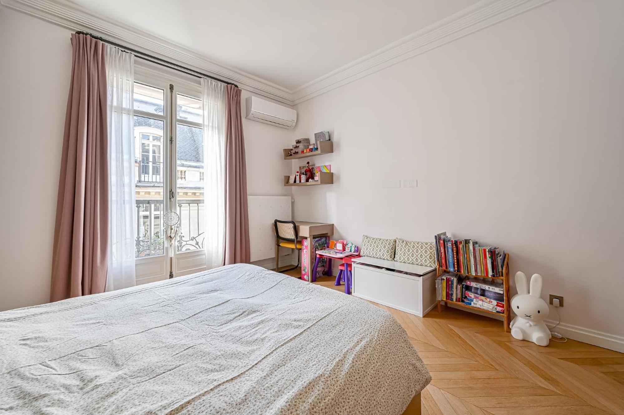 Gorgeous Eiffel Tower - Champs Elysees Apartment Paris