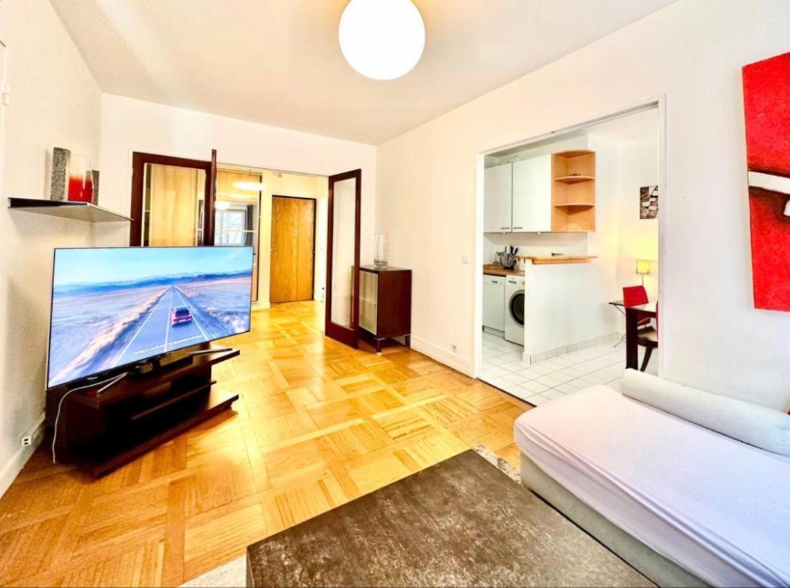The Atrium: Luxe Parisian Retreat Near Eiffel Tower Apartment Paris