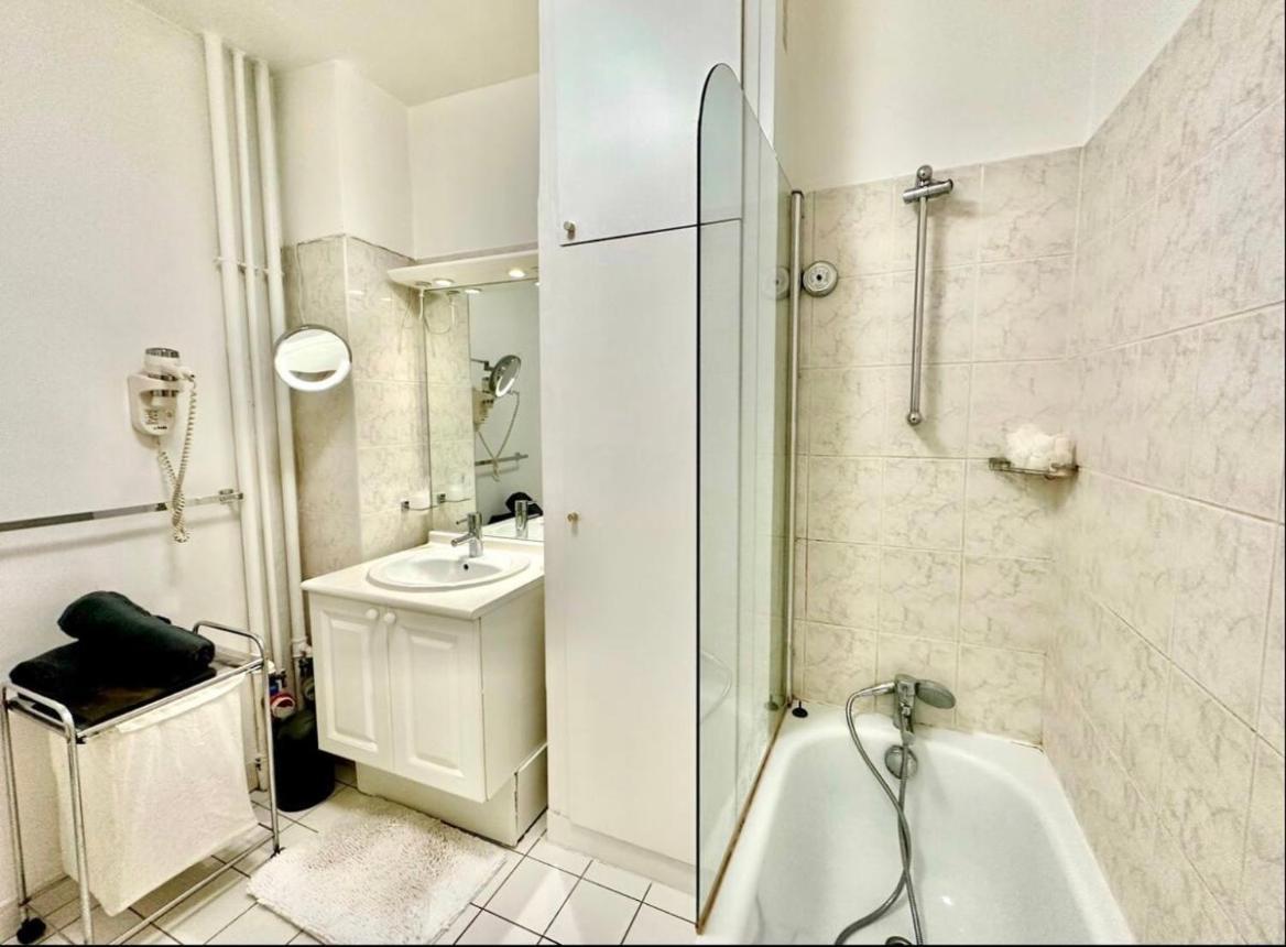 Apartment The Atrium: Luxe Parisian Retreat Near Eiffel Tower