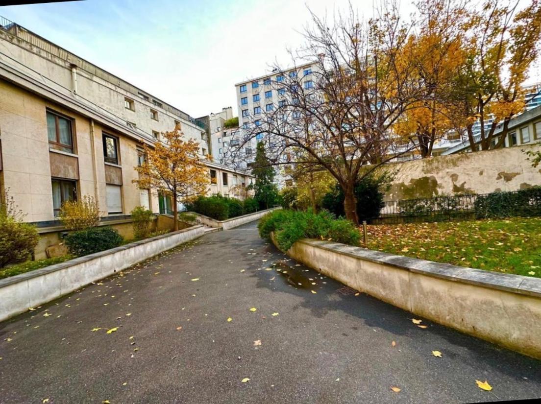 The Atrium: Luxe Parisian Retreat Near Eiffel Tower Apartment *