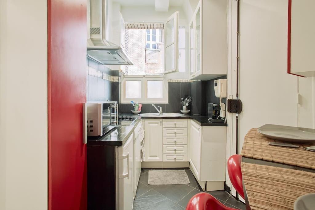 Charming Parisian Flat With Eiffel Tower Views
